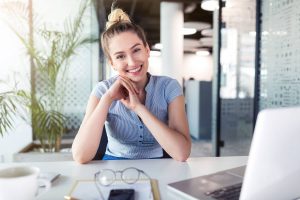 Junge lächelnde Frau m Büro
