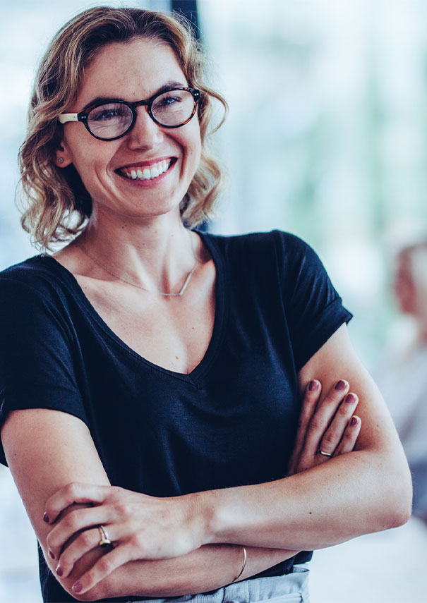 Lachende Frau mittlerem Alters im Office
