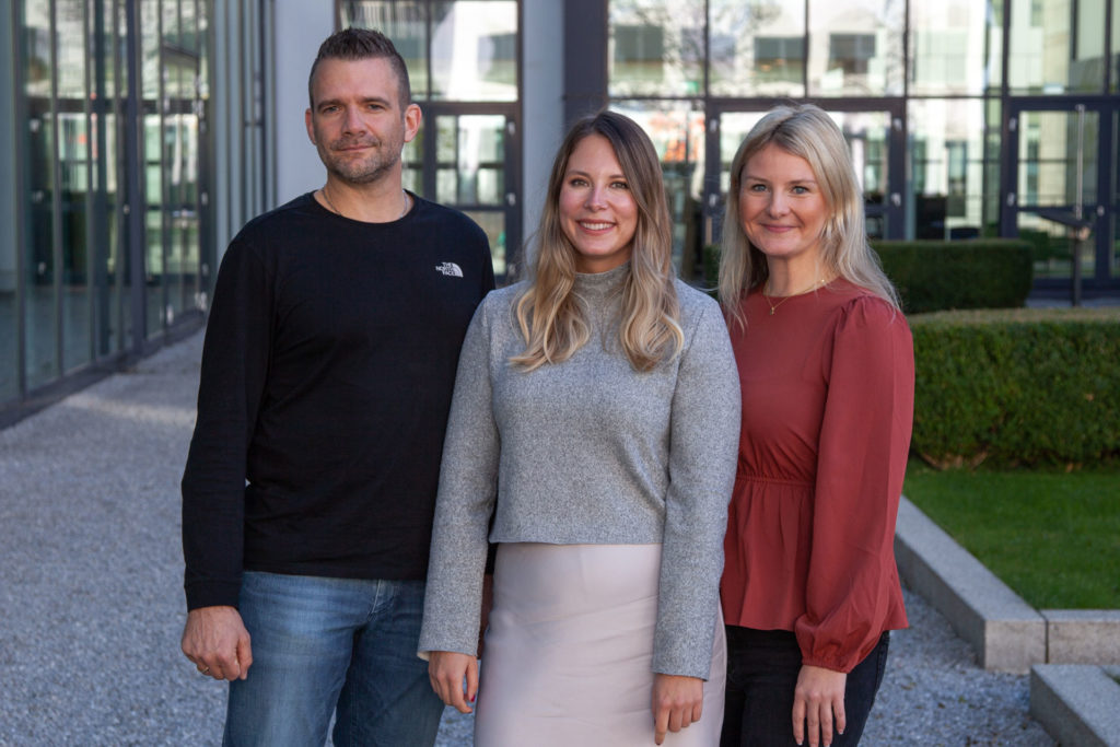 HR Consulting Expert:innen lächeln in die Kamera